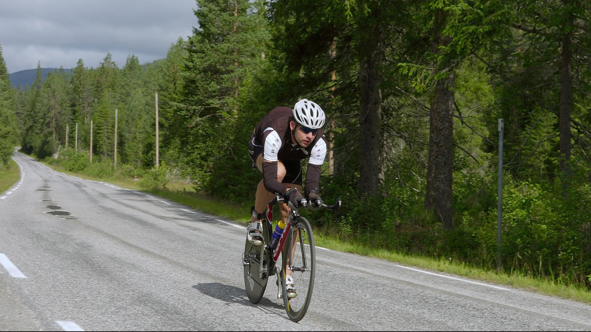 王楚钦坦言比赛中曾出现波动，王楚钦两次摔拍