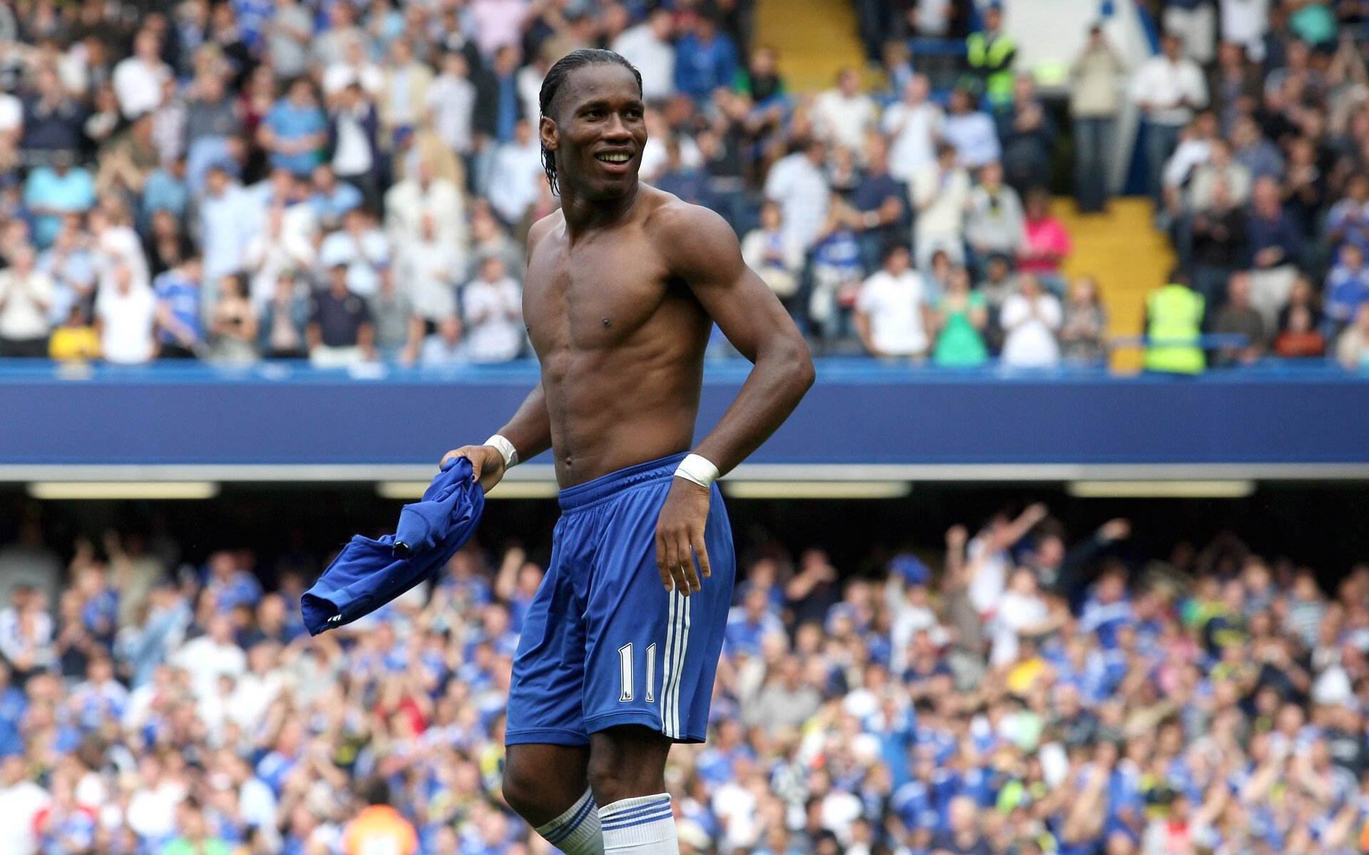 球队在极端天气下坚持高质量训练展现职业态度与抗压能力